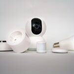 Chytré zásuvky s měřením spotřeby v bytě: výběr Wi-Fi vs Zigbee, bezpečná instalace a reálné úspory